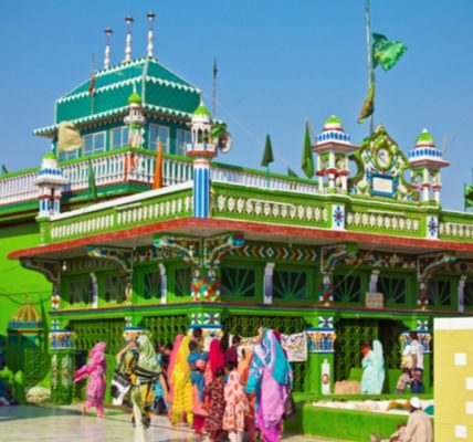 Abdullah Shah Ghazi Shrine 1